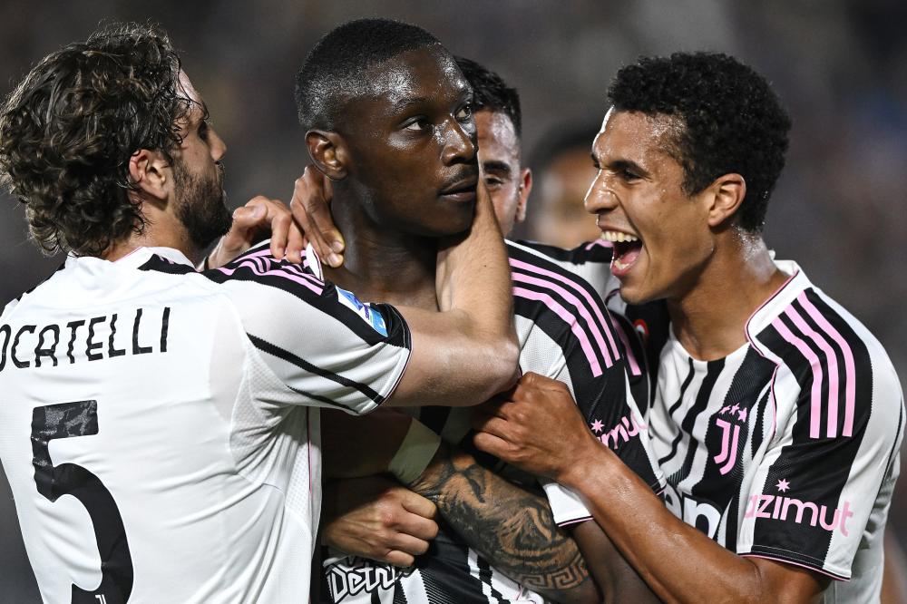 小伙高尔夫模拟器前打高尔夫，结果一杆打到消防喷淋头