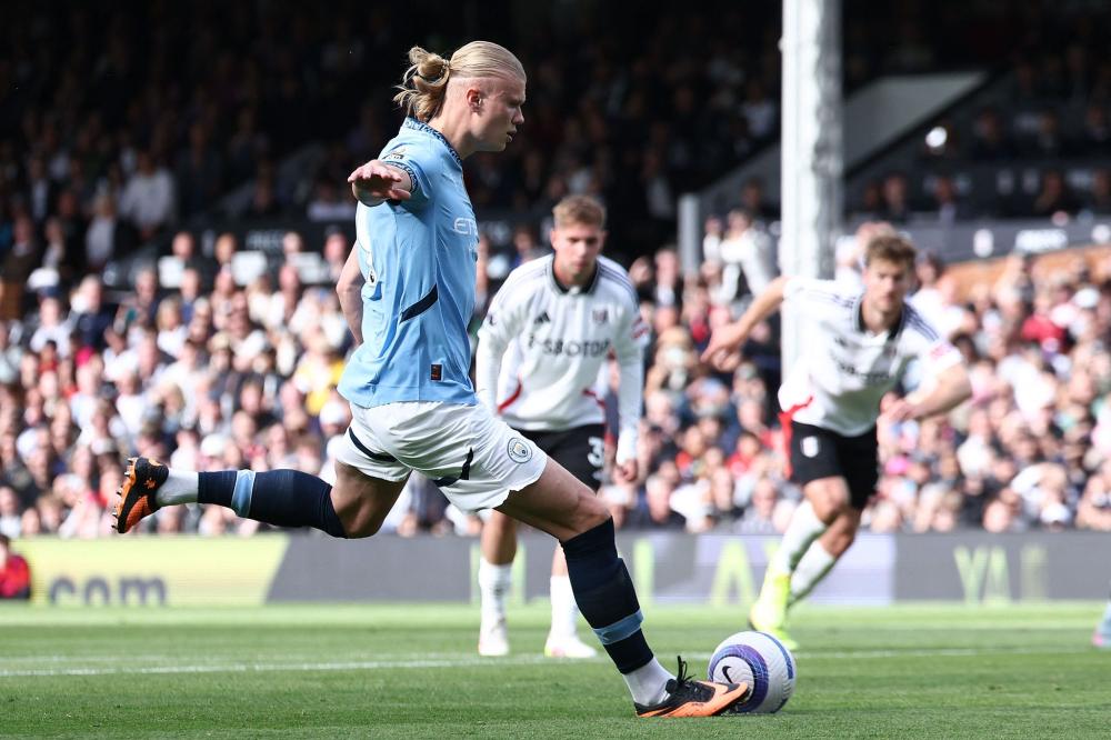 继C罗和小卢卡斯后，奥斯梅恩是第三位欧冠客场对贾府戴帽的球员