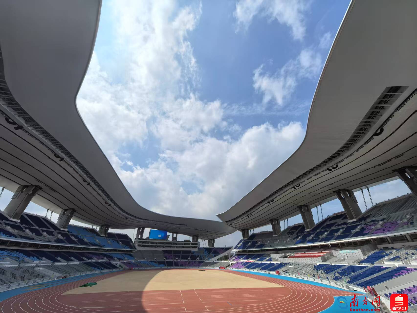 萨里：看到空荡荡的看台，我有些难过